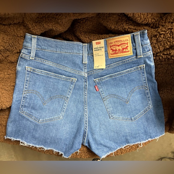 Women’s Levi’s shorts 10/W30 NWT - Picture 4 of 4
